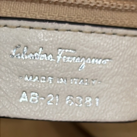 Salvatore Ferragamo shoulder bag with COA EUC cream color - Picture 13 of 17